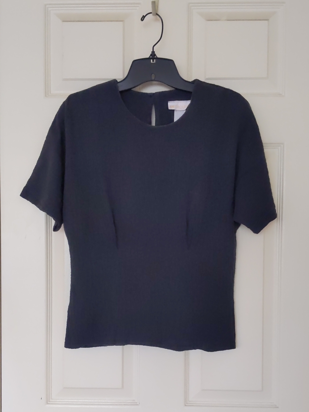Black Short Sleeve Crewneck Top With Waist Design And Wrinkled Fabric.